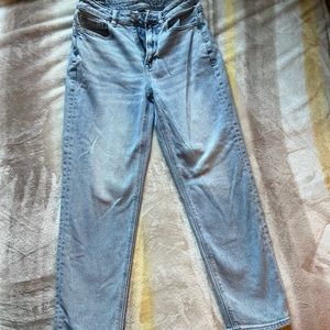 American Eagle High-waisted light wash jeans size 2 Short
